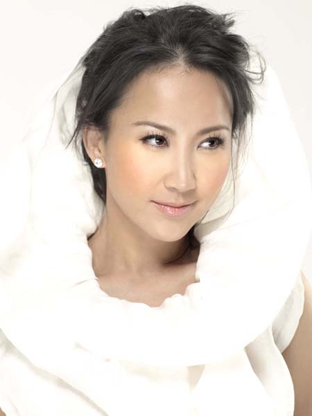 CoCo Lee n e Ferren Lee was born in Hong Kong on the 17th of January 1975